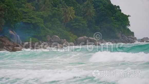 热带岛屿风暴来临前强烈的巨浪视频