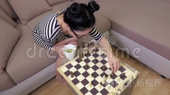 坐在沙发上下棋的女人视频
