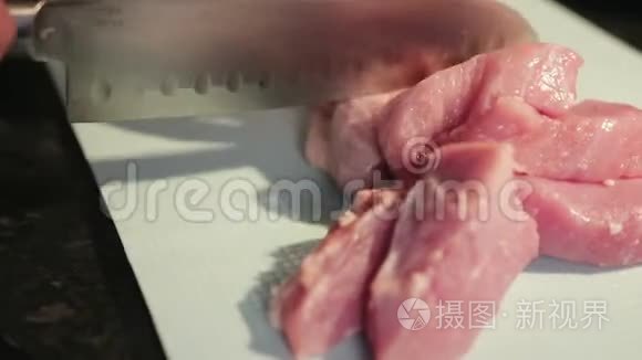 女人在厨房切肉视频