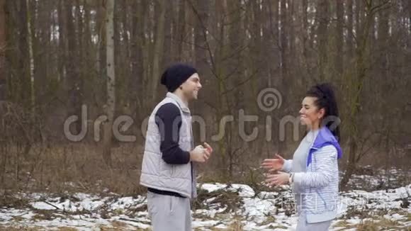 冬林中男女青年对话视频