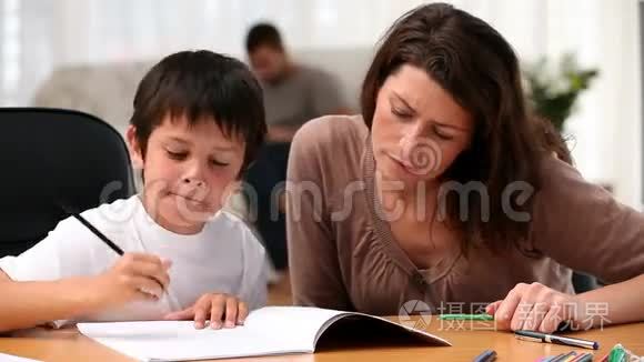 妈妈和她儿子在做家庭作业视频