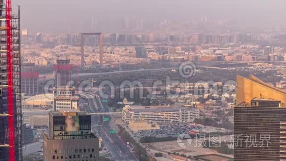 空中景观金融和Zabeel地区时间推移与交通和正在建设的建筑与起重机从。