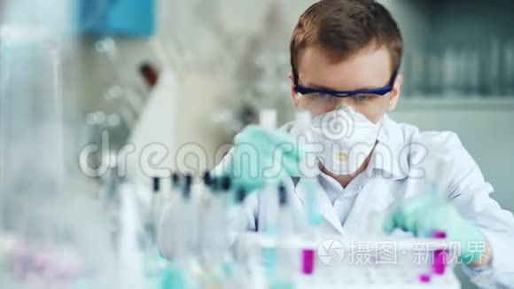 一个年轻人在化学实验室做实验