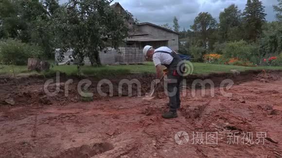 施工现场使用铁锹的工人视频