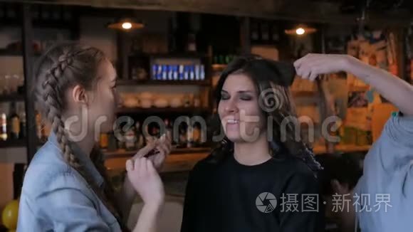 化妆师和理发师与女客户合作视频