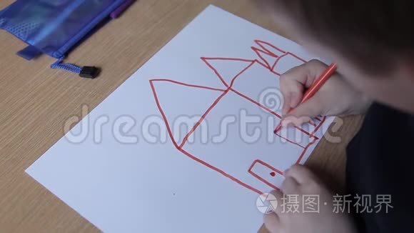 一个男孩用毛毡笔在纸上画房子视频