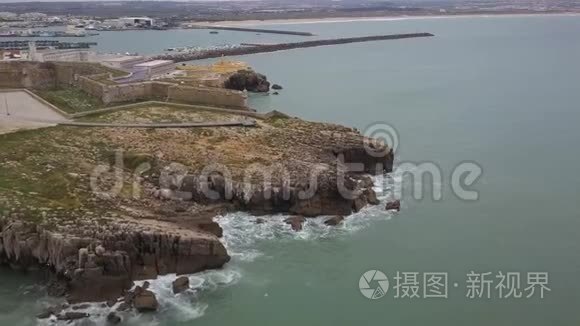 从葡萄牙皮尼基，从上面看到港口和堡垒的美丽景色的空中镜头。 运动中的4K质量。