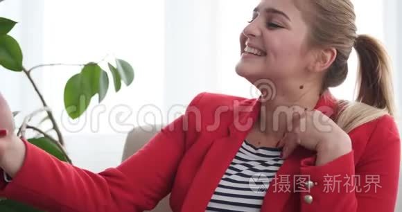快乐的女人用手机聊天视频