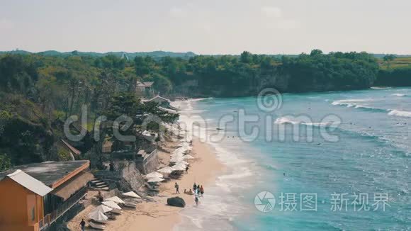 巴拉干海滩景观，有度假胜地、岩石、沙岸和海浪