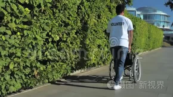 仁慈的志愿者推着轮椅的后景视频
