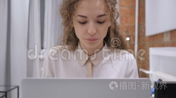 摇摇头不，年轻女性坐在家里的椅子上