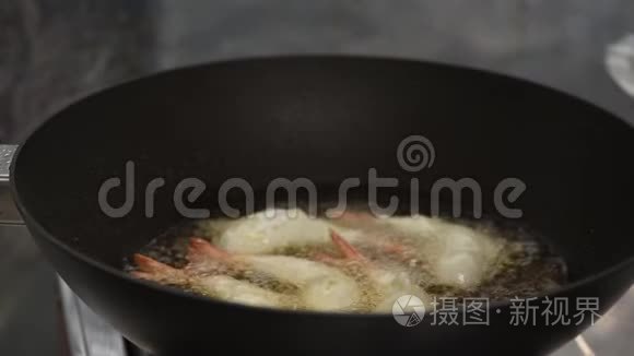 在热黑锅里用天妇罗面粉做炸虾