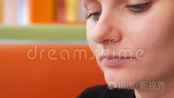 在餐厅吃法式薯条的年轻女性视频
