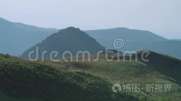 一座巨大的绿色森林山脉视频