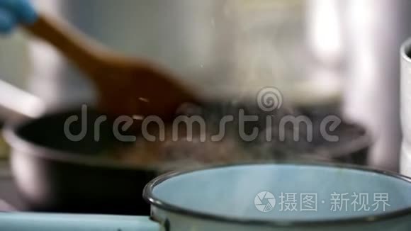厨师在蒸汽锅炉前混合食物视频