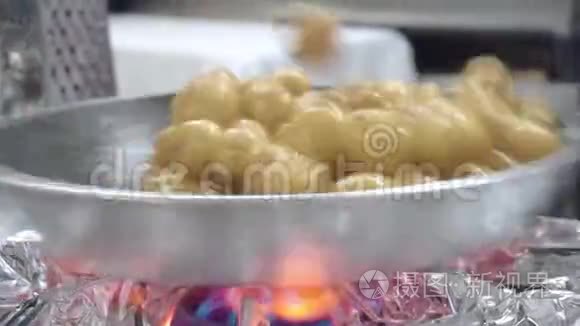 小土豆在餐厅的银锅上炸视频