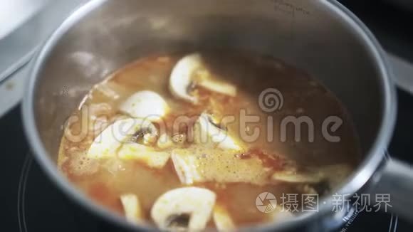 用章鱼和香瓜煮汤视频