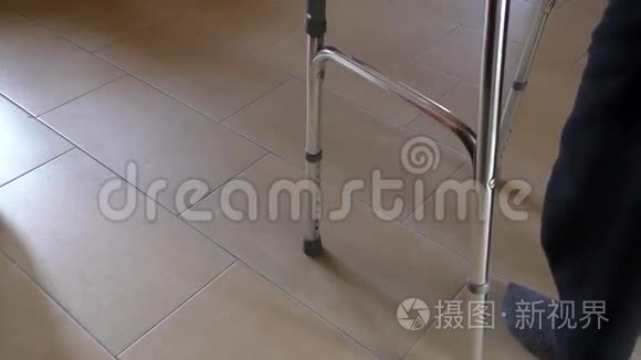 残疾人用助行器行走视频