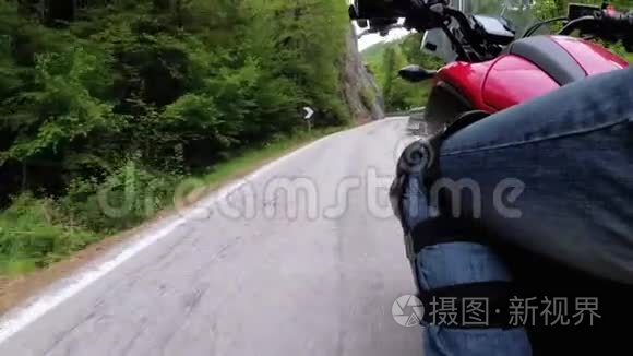 摩托车手沿着意大利的风景山曲线路行驶。 侧视。 POV.