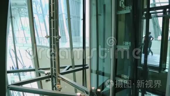 玻璃升降机轴的现代金属结构视频