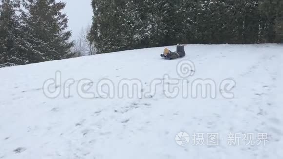 冬天雪中乘雪橇的男孩视频