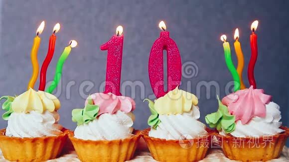 十岁生日蛋糕和粉红蜡烛视频