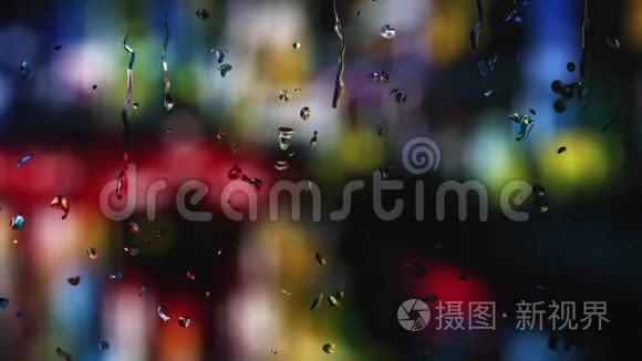 数字产生的雨滴，落在雾蒙蒙的窗户上，当下雨和背景是模糊的。