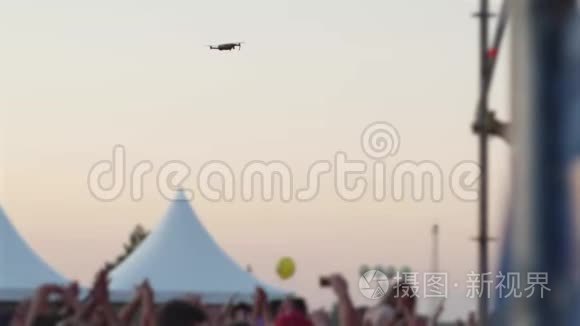 无人机飞过人群拍摄音乐音乐会