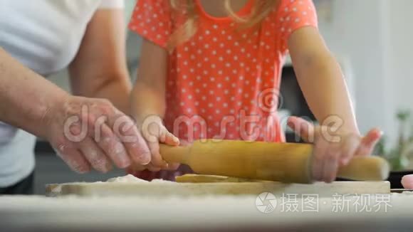 小女孩用面团做饼干视频