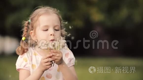 散步时吹蒲公英的小女孩