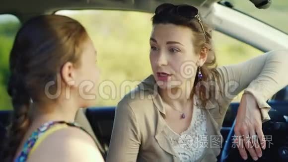 妈妈和她十几岁的女儿在车里认真地交谈。概念-青少年问题，教育