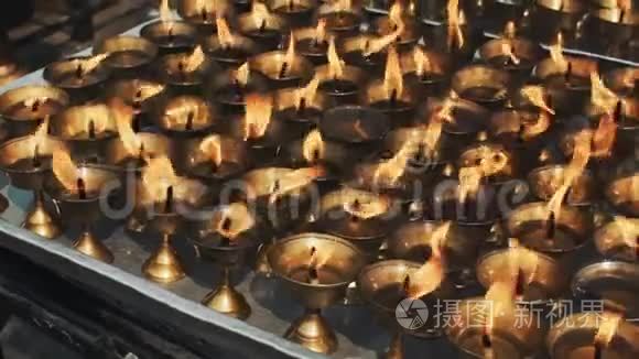 在佛寺烧祈祷油灯