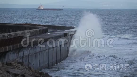 大西洋海岸防波堤上的巨浪视频