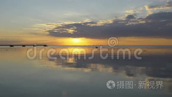 夕阳与城市在地平线上视频