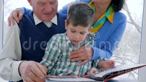 学前家庭教育，祖父母带孙子读杂志