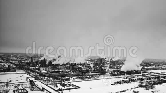 污染工厂冬季，鸟瞰.. 黑白化学工业。