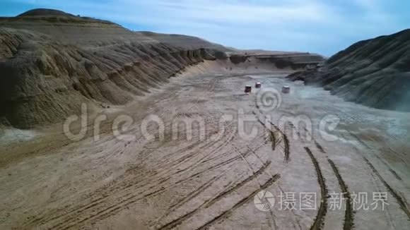 无人机在沙漠沟壑里开了一视频