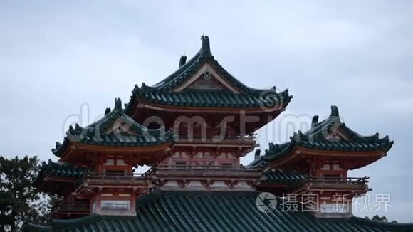 近距离看日本神庙的屋顶视频