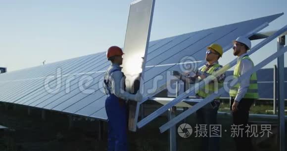 三名工人安装太阳能电池板视频