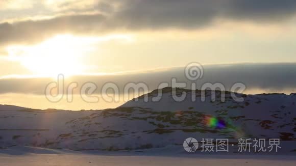 北冰洋，冬季，雪岸，俄罗斯，风景秀丽的北方野生自然。 美丽的雪，冬天的冰，寒冷的兰