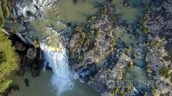 宽河瀑布穿过狭窄的石门视频