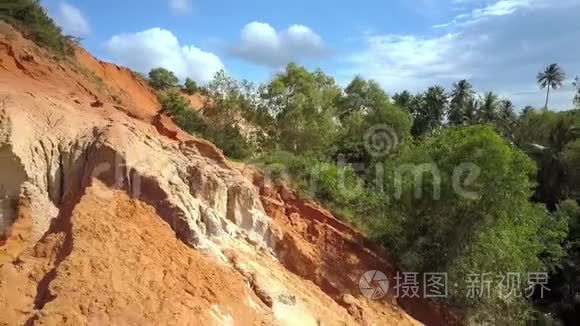 近景仙溪红岩对丛林