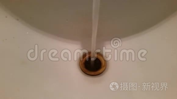 水从水龙头流出视频