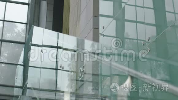 企业高管在走下楼梯边谈生意视频