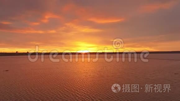 高高地飞在湖面上，夕阳西下