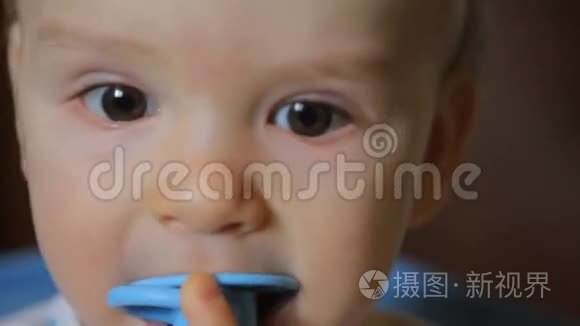 婴儿抓着他的眼睛视频