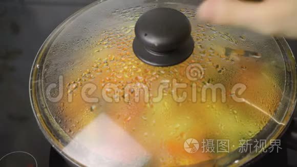 煎锅里煮西葫芦的视频