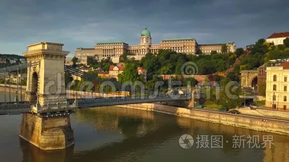 布达佩斯，匈牙利4K鸟瞰布达城堡皇家宫殿日出与克拉克亚当广场