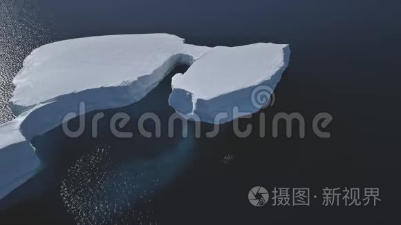 南极海平面冰山一角视频