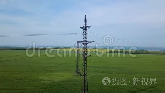 绿野上的高压电源塔视频